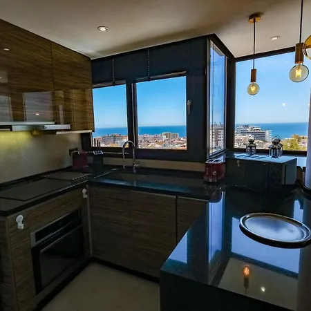 Babbel Apartment With Amazing Sea Views 托雷莫利诺斯